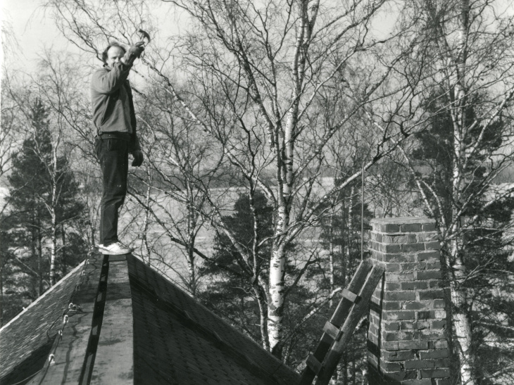 Halosenniemen kunnostus 1990, rakennuskonservaattori katolla. Kuva István Kecskeméti v4885