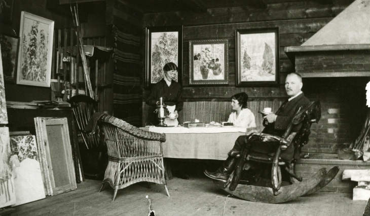 Teehetki Halosenniemen ateljeessa vuonna 1915, rouva Nybom Pekka ja Maija Halosen vieraana. Kuva Tuusulan museo