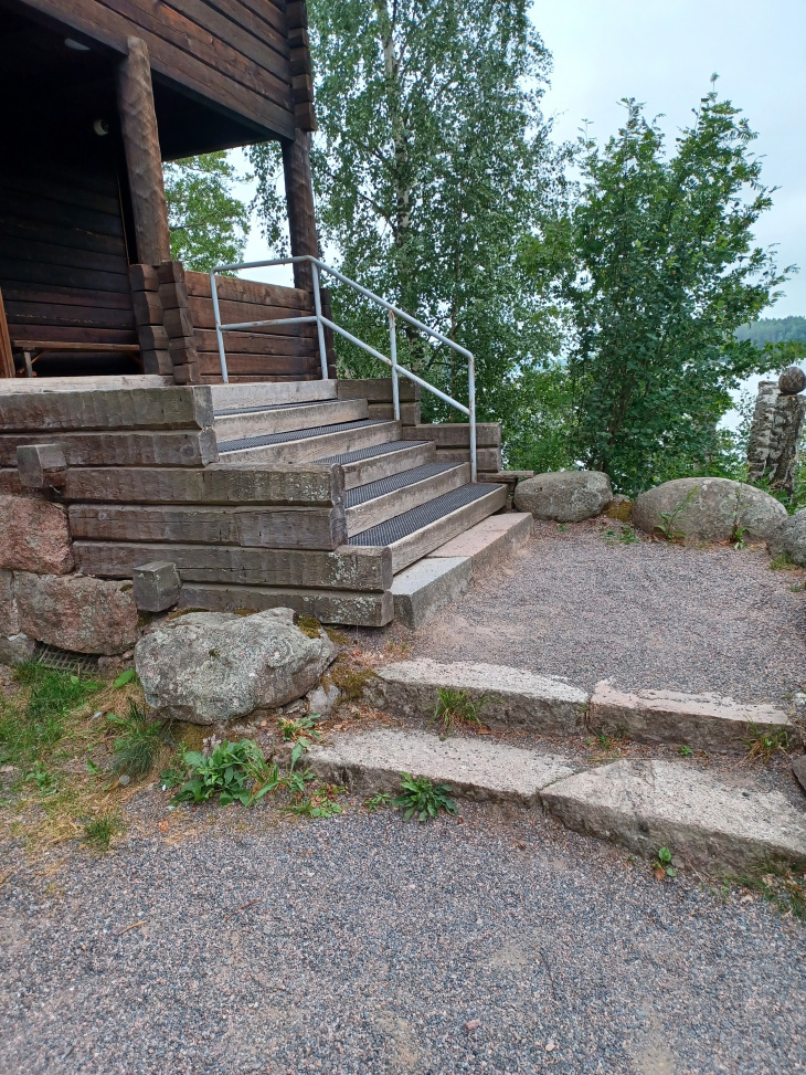 Halosenniemen pääportaat ja kaksi kiviaskelmaa