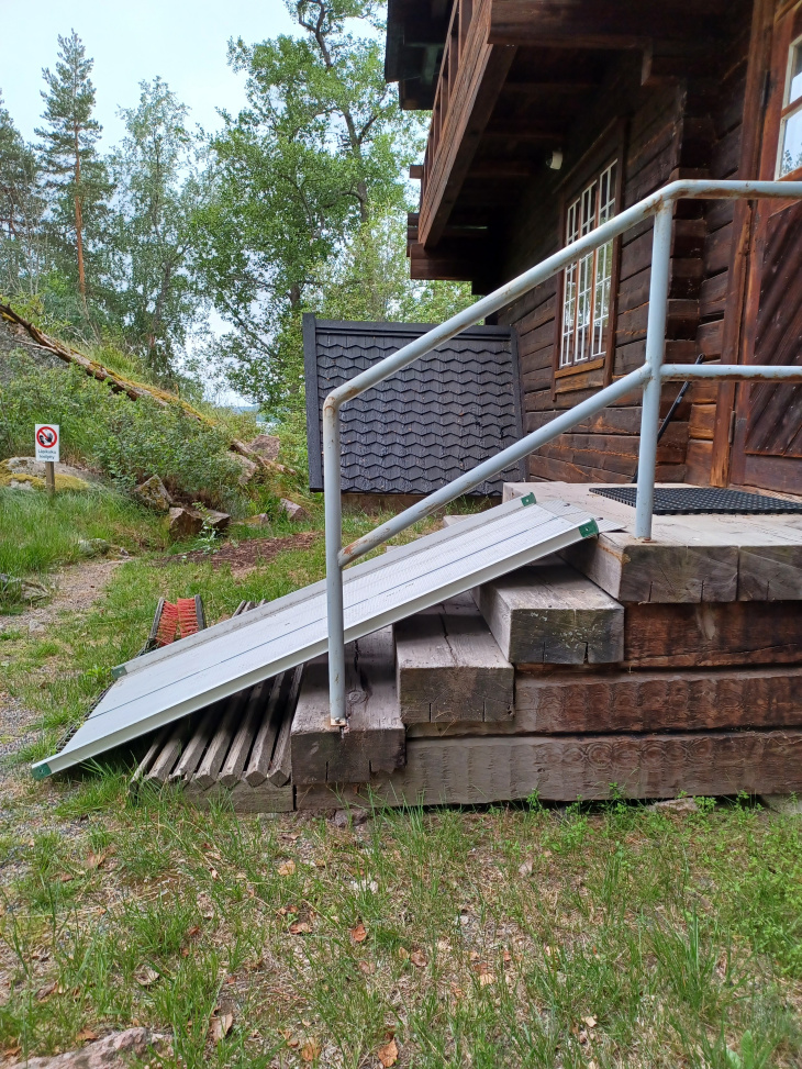 Halosenniemen ramppi takaovella sivusta josta näkee jyrkkyyden