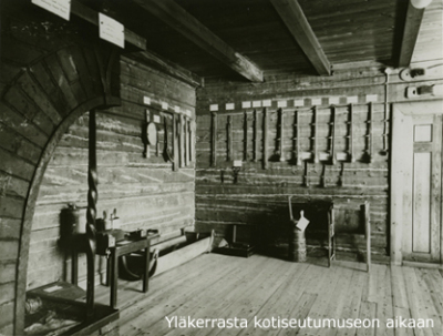 Halosenniemen yläkerran huoneessa kotiseutumuseon aikaan esillä mm. erilaisia punnuksia. Kuva Tuusulan museo