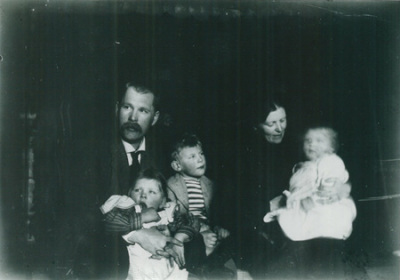 Pekka ja Maija Halonen lastensa Annin ja Erkin kanssa vuonna 1903