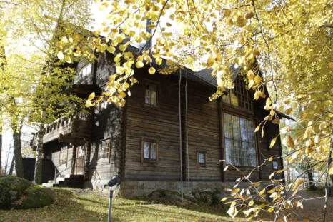 Halosenniemen museorakennus syksyisten lehtien kehystämänä